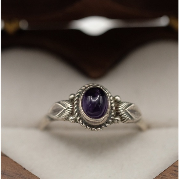 Delicately Intricate Vintage Amethyst size 8 Ring Sterling Silver - Picture 1 of 16